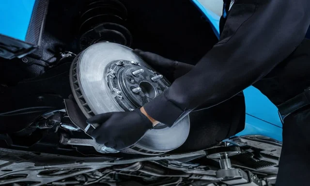 how_mechanics_diagnose_worn_ball_joints_through_st_32581526_featured.webp